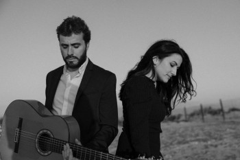 Alba y Jesus guitarra b&w photo